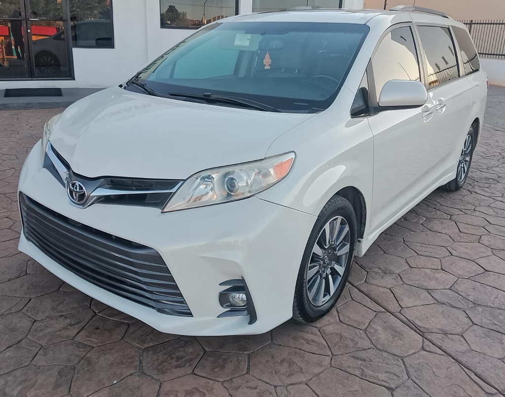 TOYOTA SIENNA XLE 2018