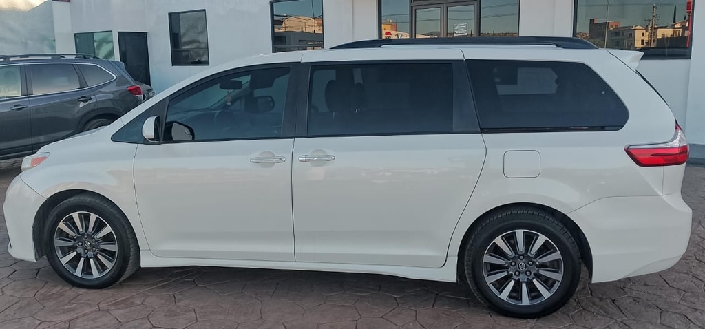 TOYOTA SIENNA XLE 2018