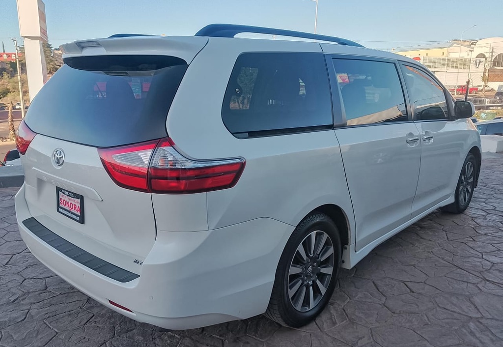 TOYOTA SIENNA XLE 2018