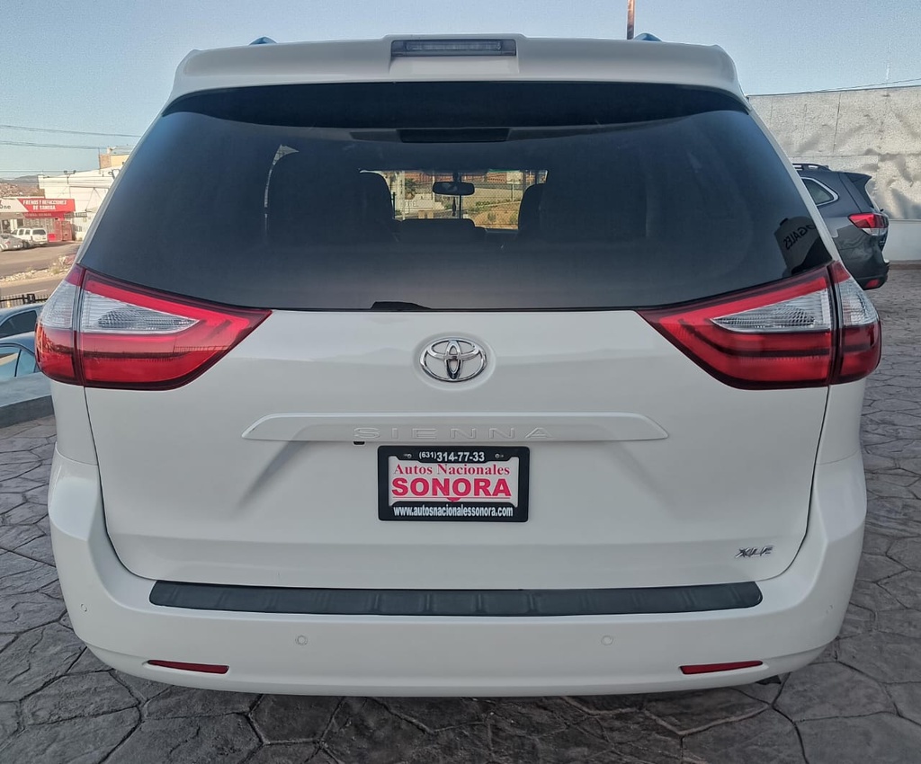 TOYOTA SIENNA XLE 2018