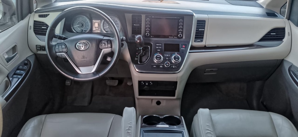 TOYOTA SIENNA XLE 2018