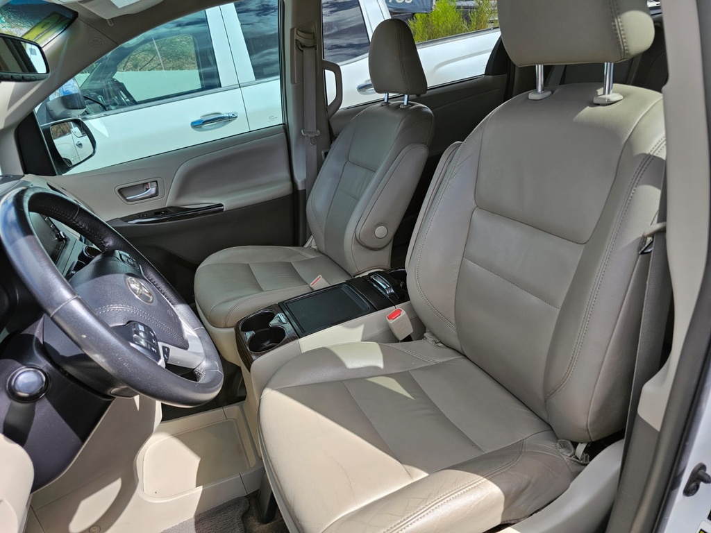 TOYOTA SIENNA XLE 2018