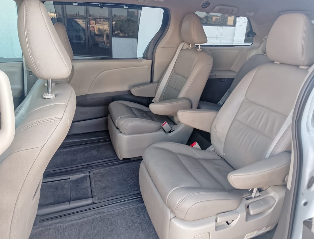 TOYOTA SIENNA XLE 2018